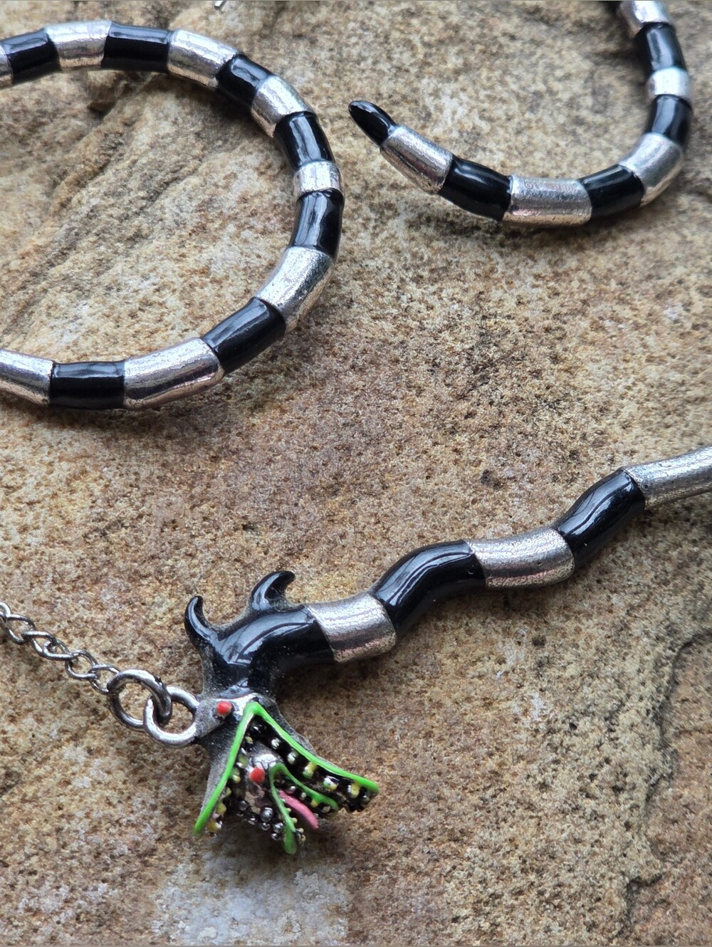 Hot Topic Beetlejuice Sandworm Necklace & Hoop Earrings Set NWOT Rare Gothic - Picture 8 of 10
